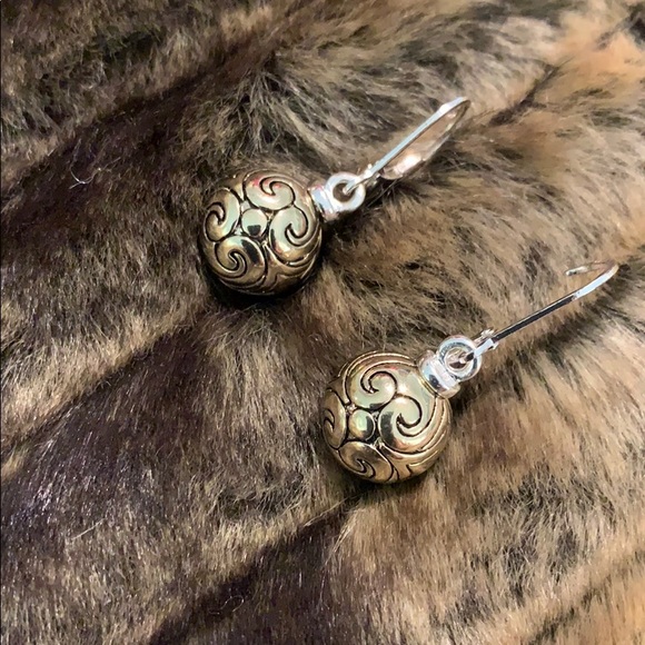 💜💜💜 3/$30 Fashionable lever back earrings! Nice weight #A363 - Picture 3 of 6